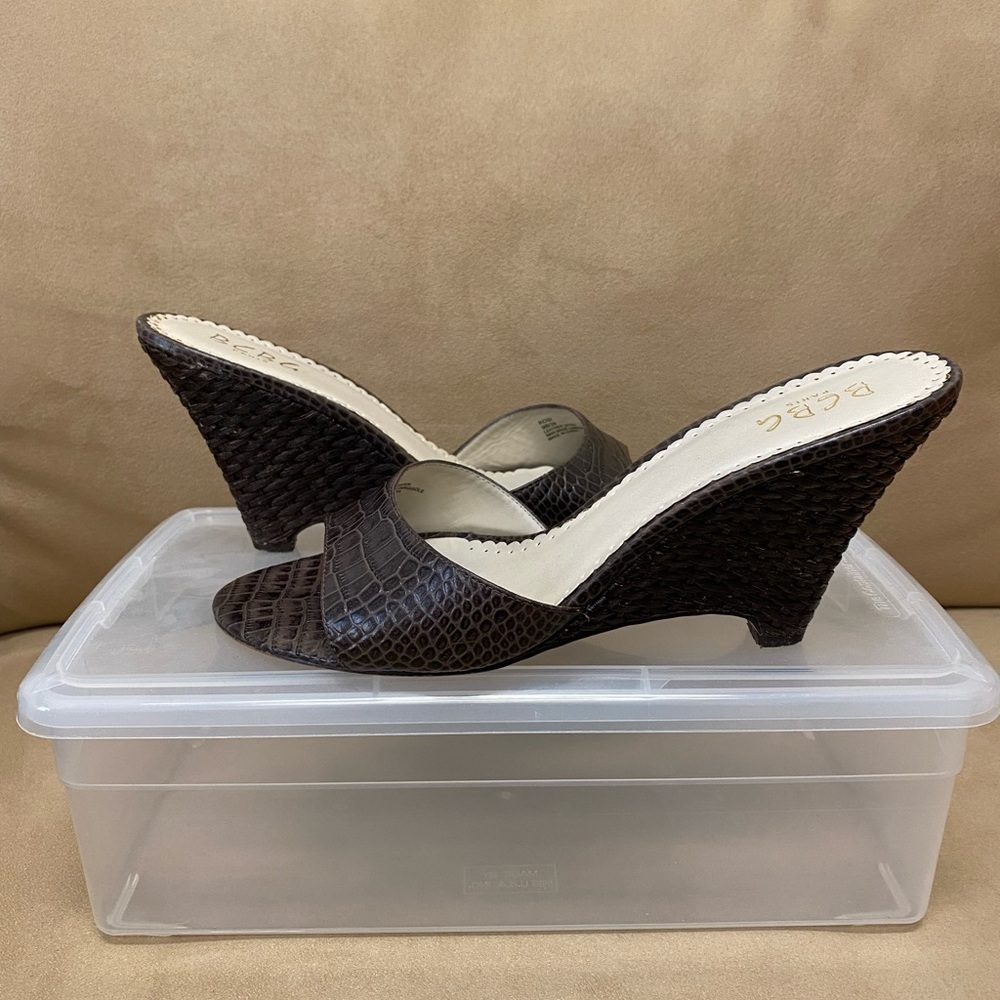 𝅺BCBG Paris Brown Woven Open Toe Wedge Mule Sandal Sz 9